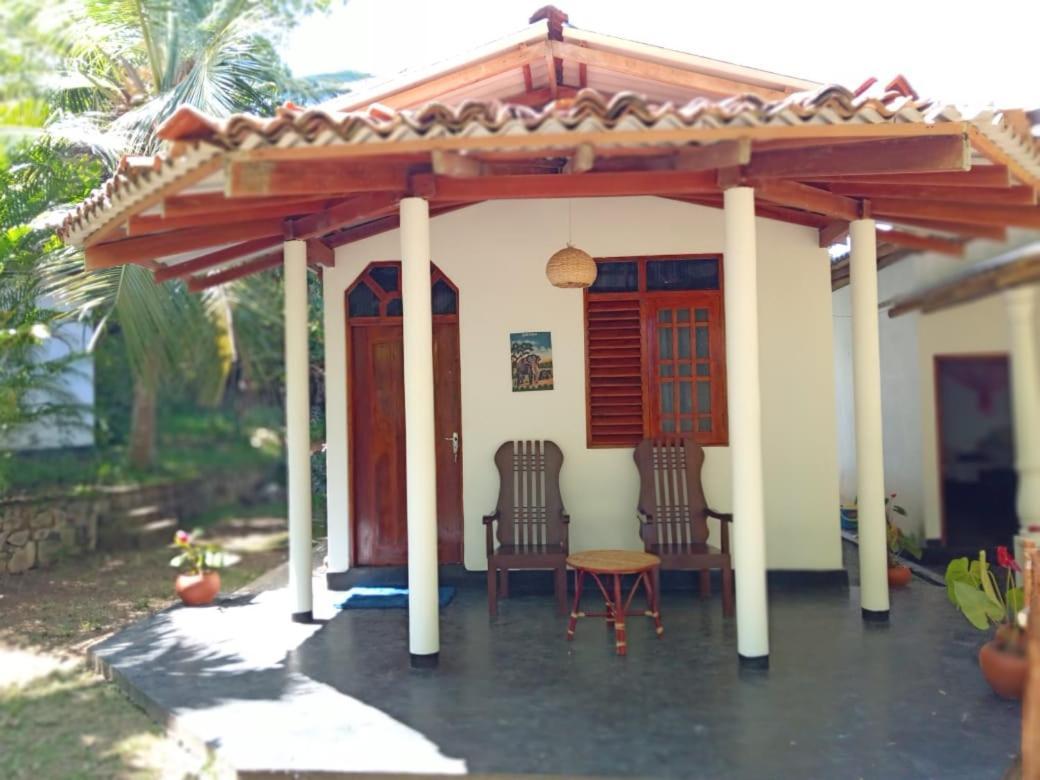 Peacock Garden Bed and Breakfast Tangalle Buitenkant foto