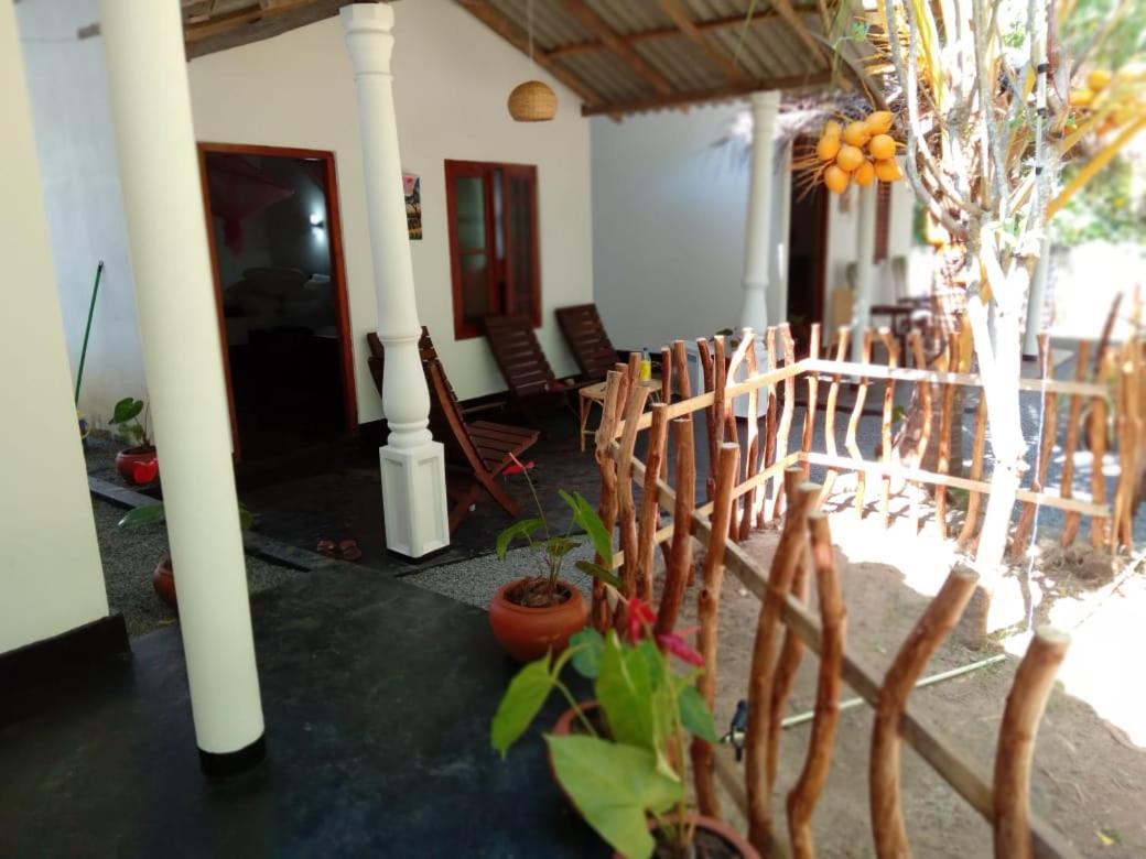 Peacock Garden Bed and Breakfast Tangalle Buitenkant foto