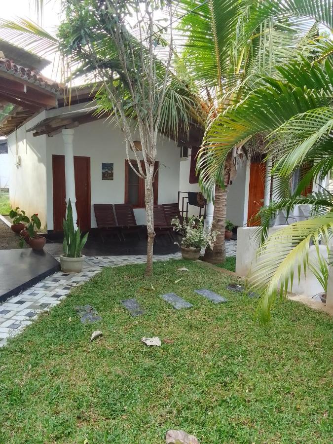 Peacock Garden Bed and Breakfast Tangalle Buitenkant foto